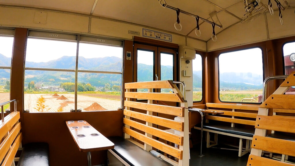 南阿蘇鉄道のトロッコ列車の内装と見える景色